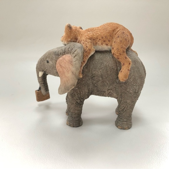 Tuskers Elephant Collectible figure - Picture 4 of 6